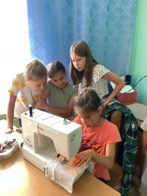 В Зверосовхозской школе и летом ведется кружок рукоделия