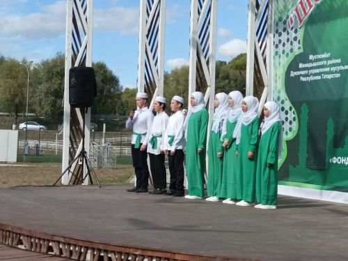 В сквере «Яшьлек» в эти минуты проходит конкурс среди мамадышских шакирдов