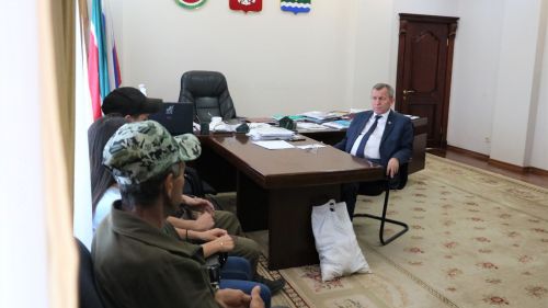 Глава района Анатолий Иванов встретился с военнослужащим, который вернулся домой из ДНР