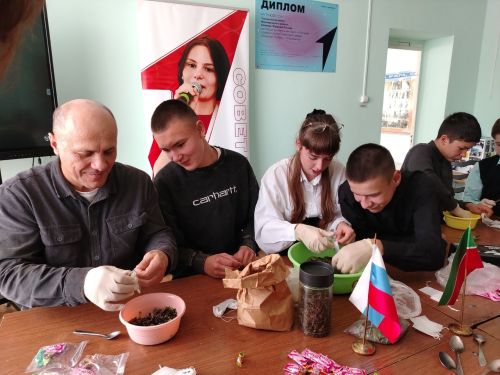 Активисты Таканышской школы провели мастер-класс «Чай Победы»