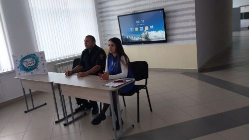 Автоинспекторы проводят лекции с учащимися школ по безопасности дорожного движения