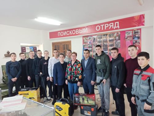 Бывший студент Мамадышского ПК подарил поисковому отряду «Память» 100 тысяч рублей