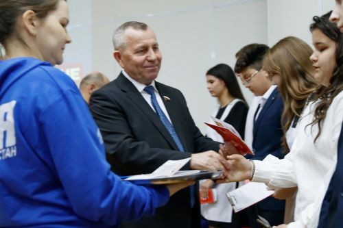 Депутат Госдумы РФ принял участие в церемонии вручения паспортов