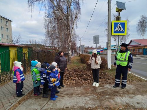 Госавтоинспекторы ознакомили мамадышских детсадовцев с правилами дорожного движения