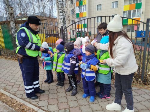Госавтоинспекторы ознакомили мамадышских детсадовцев с правилами дорожного движения