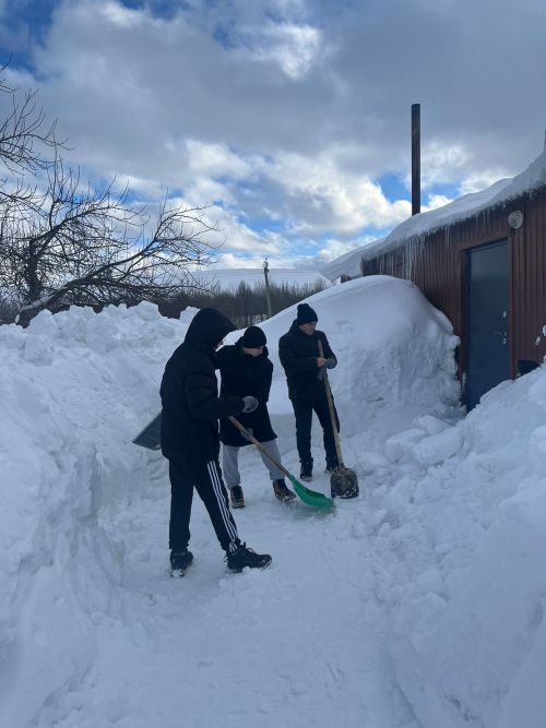 В «борьбе» со снегом мамадышским жителям помогают волонтеры
