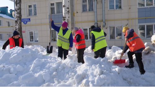 Сотрудники ООО “Мамадыш ЖКУ» очищают стоки от наледи и мусора, расчищают тротуары