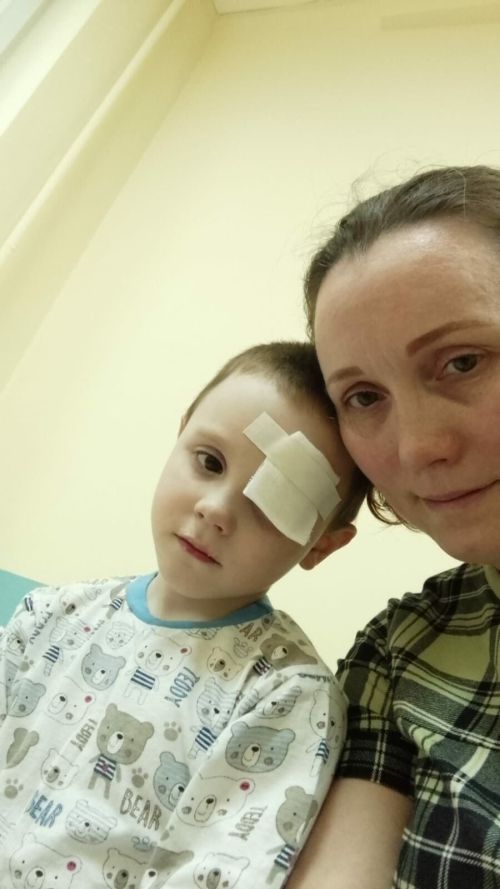 В глаз 4-летнего Самира попала проволока