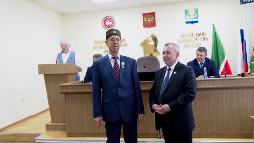 Руководители, отметившее свои юбилеи, награждены медалью «За доблестный труд»