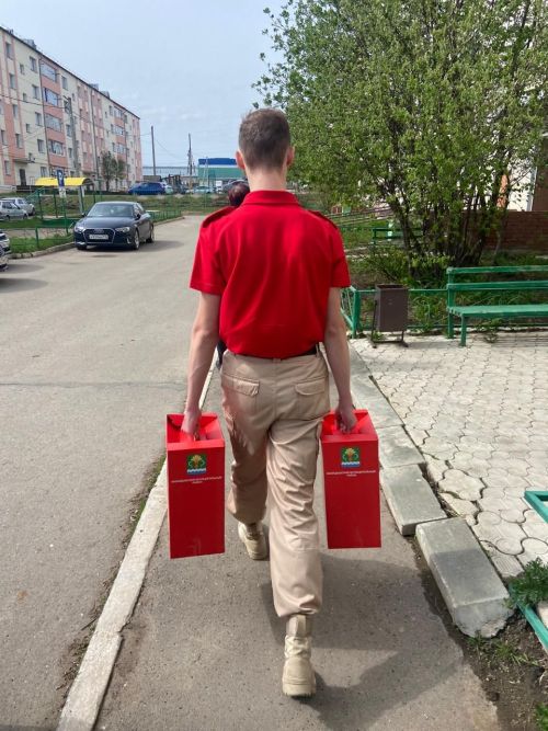 Мамадышские школьники вручают ветеранам подарки и поздравительные открытки