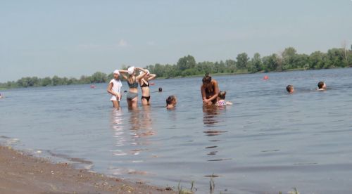 Мамадышцы спасаются от жары на пляжах