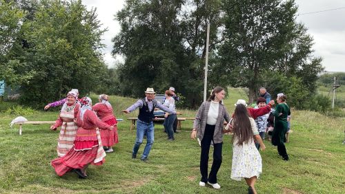 Для жителей села Комаровка организовали уличную концертную программу