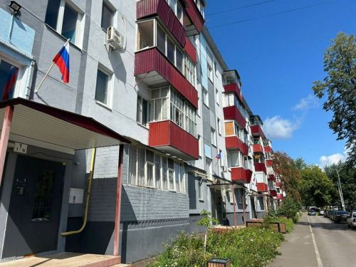 В Нижнекамске украсили дома участников СВО флагами России