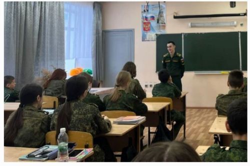 В городской школе №4 прошла «Классная встреча» со студентом танкового училища