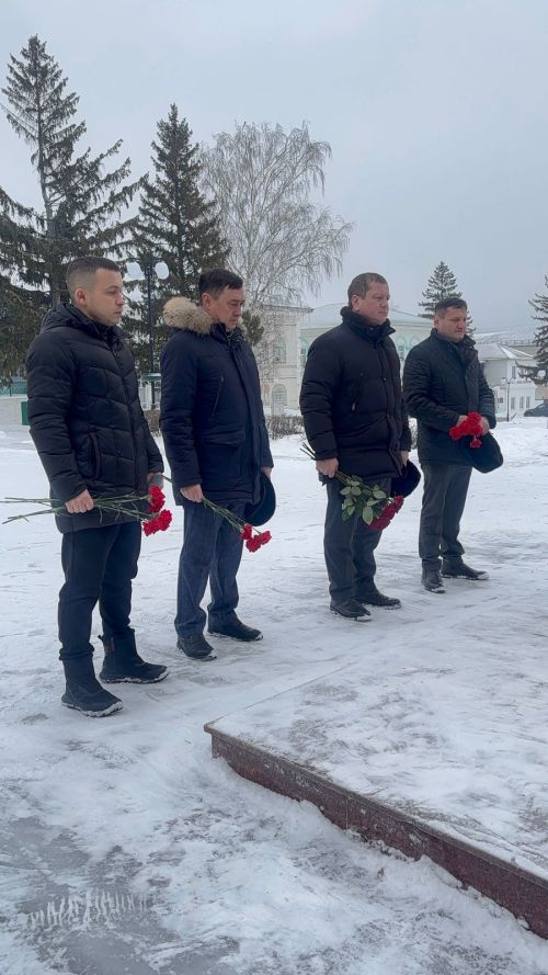 В Мамадыше возложили цветы к памятнику участникам Великой Отечественной войны