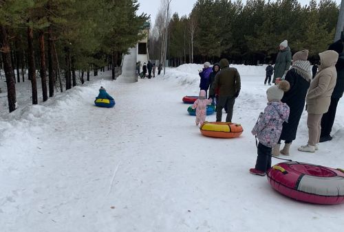 В Мамадыш прошли состязания по спускам на ватрушках с ледяной горы