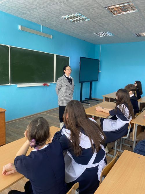 Медицинский психолог Гульнара Шагивалиева провела занятия со старшеклассницами
