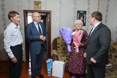 Слезы наворачиваются, хоть и стараюсь сдержаться...
