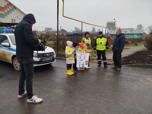 Мамадышские дошкольники напомнили о безопасности детей в авто