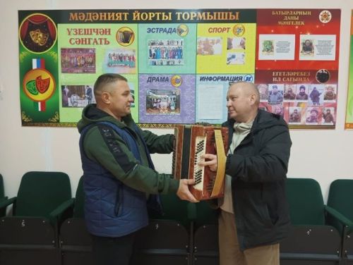 Флорит Рахимов передал в дар сельскому клубу свою гармонь
