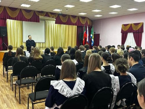 Полицейский провел урок правовой грамотности для мамадышских школьников
