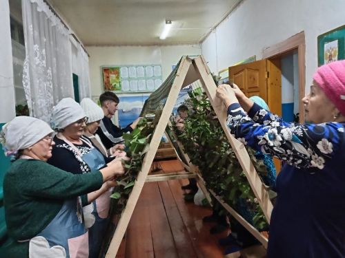В селе Ахманово научились вязать маскировочные сети