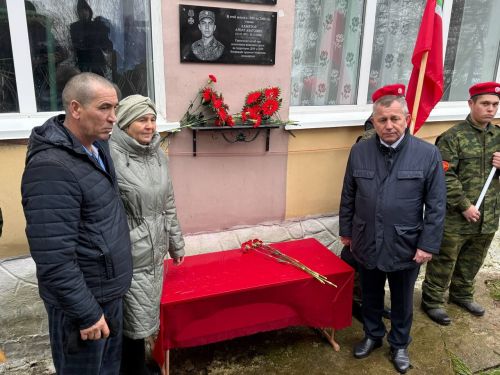 В Куюк-Ерыксинской школе открыли мемориальную доску герою-земляку