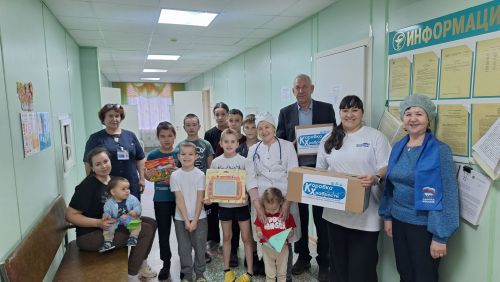 «Единая Россия» подарила радость и «Коробку храбрости» детям Мамадышской ЦРБ