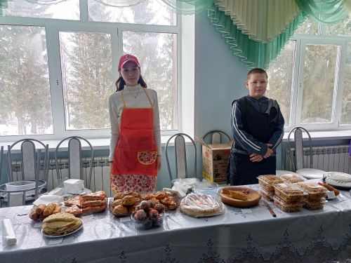 В Нижнеякинской школе прошла ярмарка в поддержку СВО