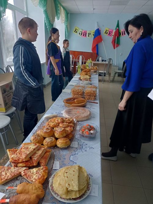 В Нижнеякинской школе прошла ярмарка в поддержку СВО