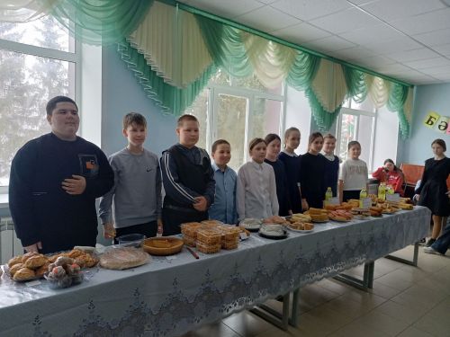 В Нижнеякинской школе прошла ярмарка в поддержку СВО