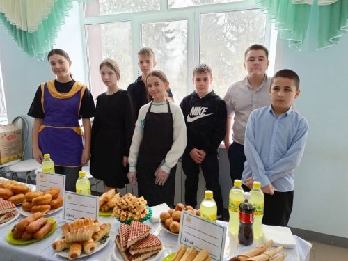В Нижнеякинской школе прошла ярмарка в поддержку СВО