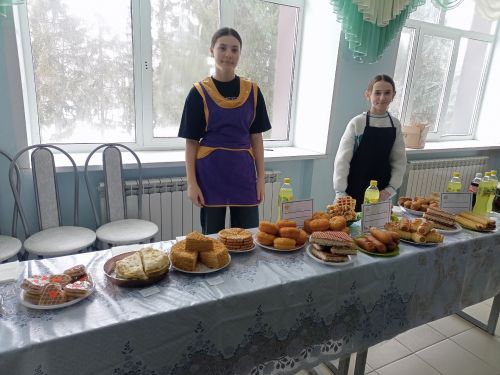 В Нижнеякинской школе прошла ярмарка в поддержку СВО