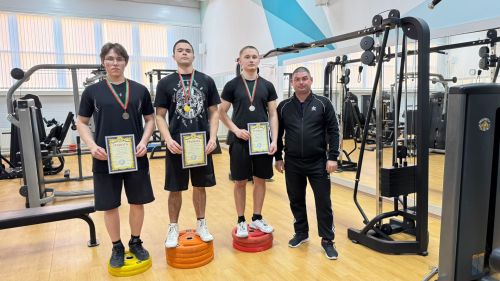 В «Юбилейном» прошли соревнования по жиму лежа среди юношей