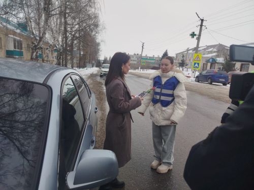 Сотрудники ГИБДД Мамадышского района поздравили автоледи с 8 Марта
