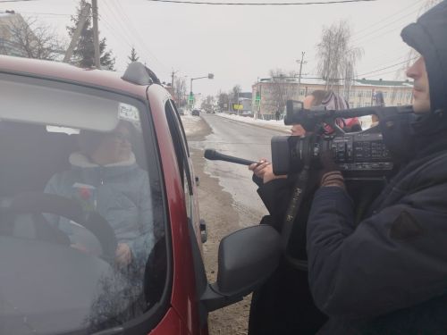 Сотрудники ГИБДД Мамадышского района поздравили автоледи с 8 Марта