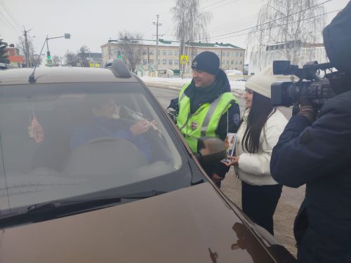 Сотрудники ГИБДД Мамадышского района поздравили автоледи с 8 Марта