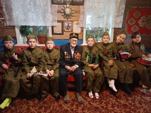 Мамадышские школьники навестили ветерана ВОВ