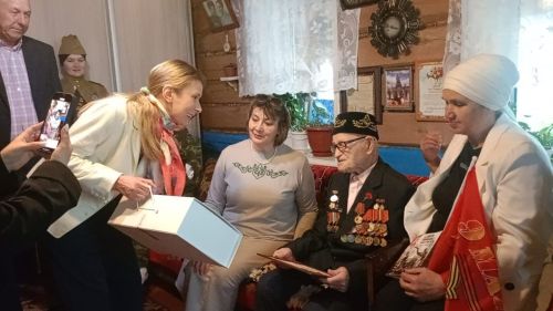 Мамадышские школьники навестили ветерана ВОВ