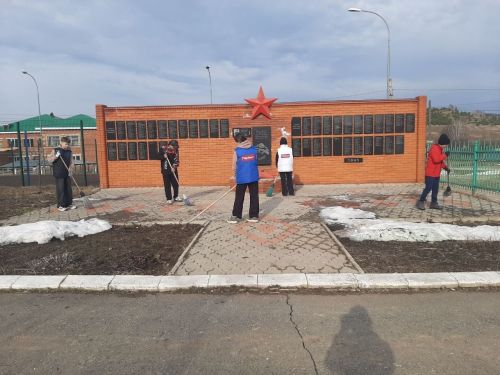 Учащиеся Таканышской школы организовали субботник по уборке территории памятника