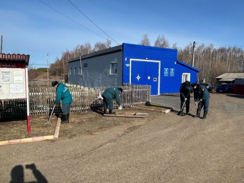 Огнеборцы села Соколка вышли на субботник: чистота и порядок – дело каждого