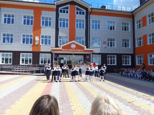 В лицее №2 им. ак. К.А. Валиева прошла торжественная линейка