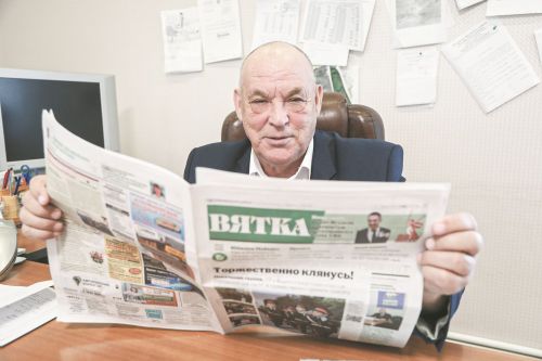 28 лет доброй традиции: руководитель дарит подписку на районку сотрудникам