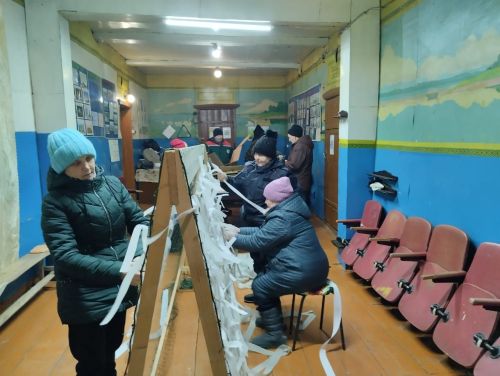 Волонтеры из Мамадышского района изготовили окопные свечи и маскировочные сети
