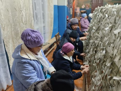 Волонтеры из Мамадышского района изготовили окопные свечи и маскировочные сети