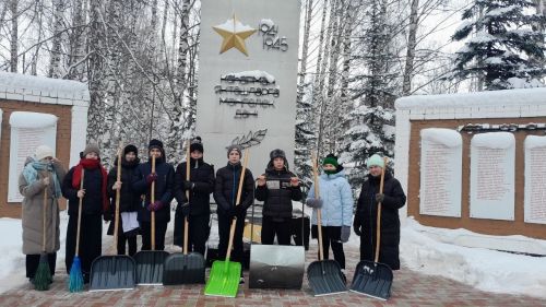 Активисты «Движения Первых» расчистили памятник воинам ВОВ от снега