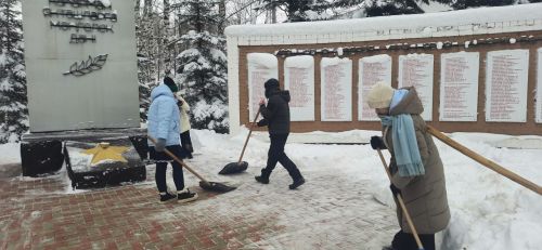 Активисты «Движения Первых» расчистили памятник воинам ВОВ от снега