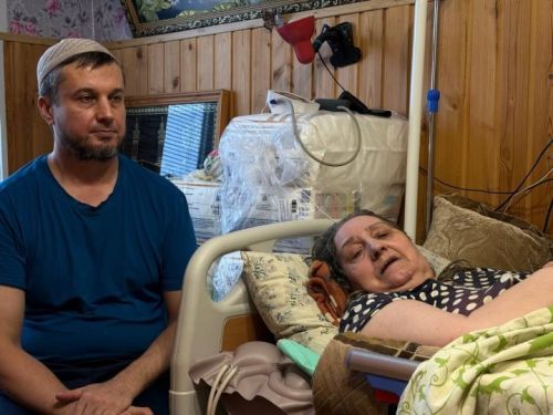 Долг сына: 46-летний мужчина три года ухаживает за лежачей матерью