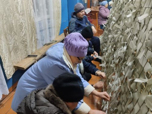 Волонтеры из Мамадышского района изготовили окопные свечи и маскировочные сети