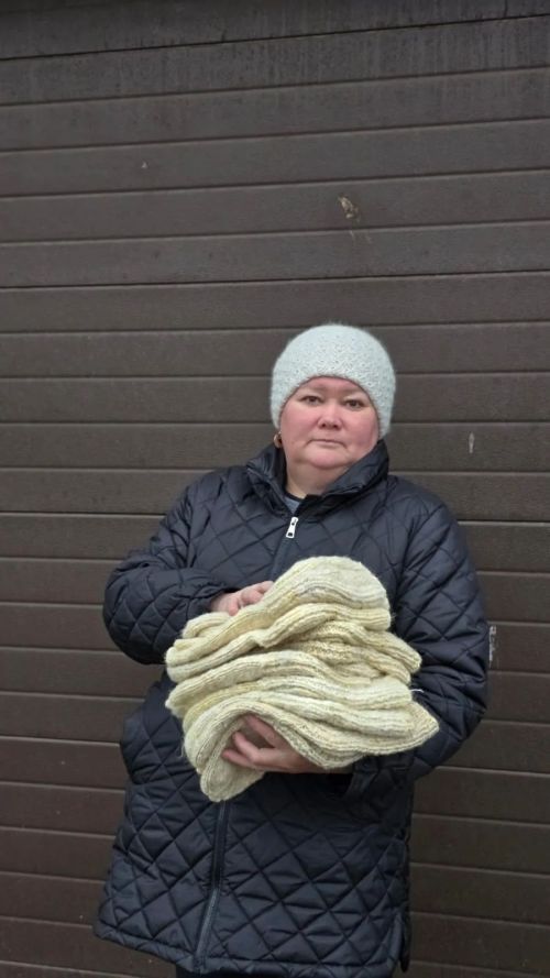 Заведующая детсадом вяжет носки для бойцов с первых дней СВО